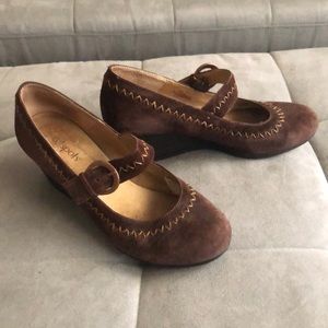 SOFTSPOTS Women's Brown Suede Mary Jane Heel 7M